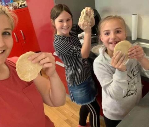 Brot backen im Mädchencafé!