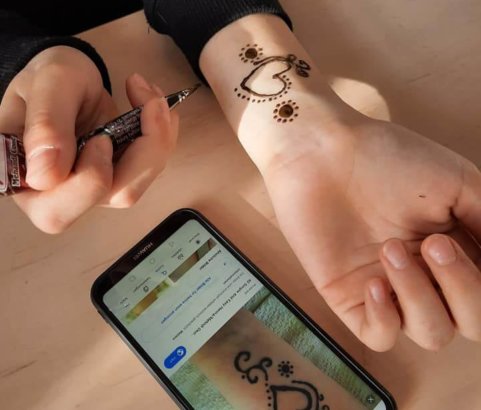 Henna-Tattoos im Mädchencafé